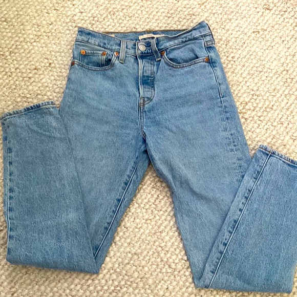Levi’s Wedgie straight jeans size 25. Only worn in once because I sized up. - Picture 3 of 5